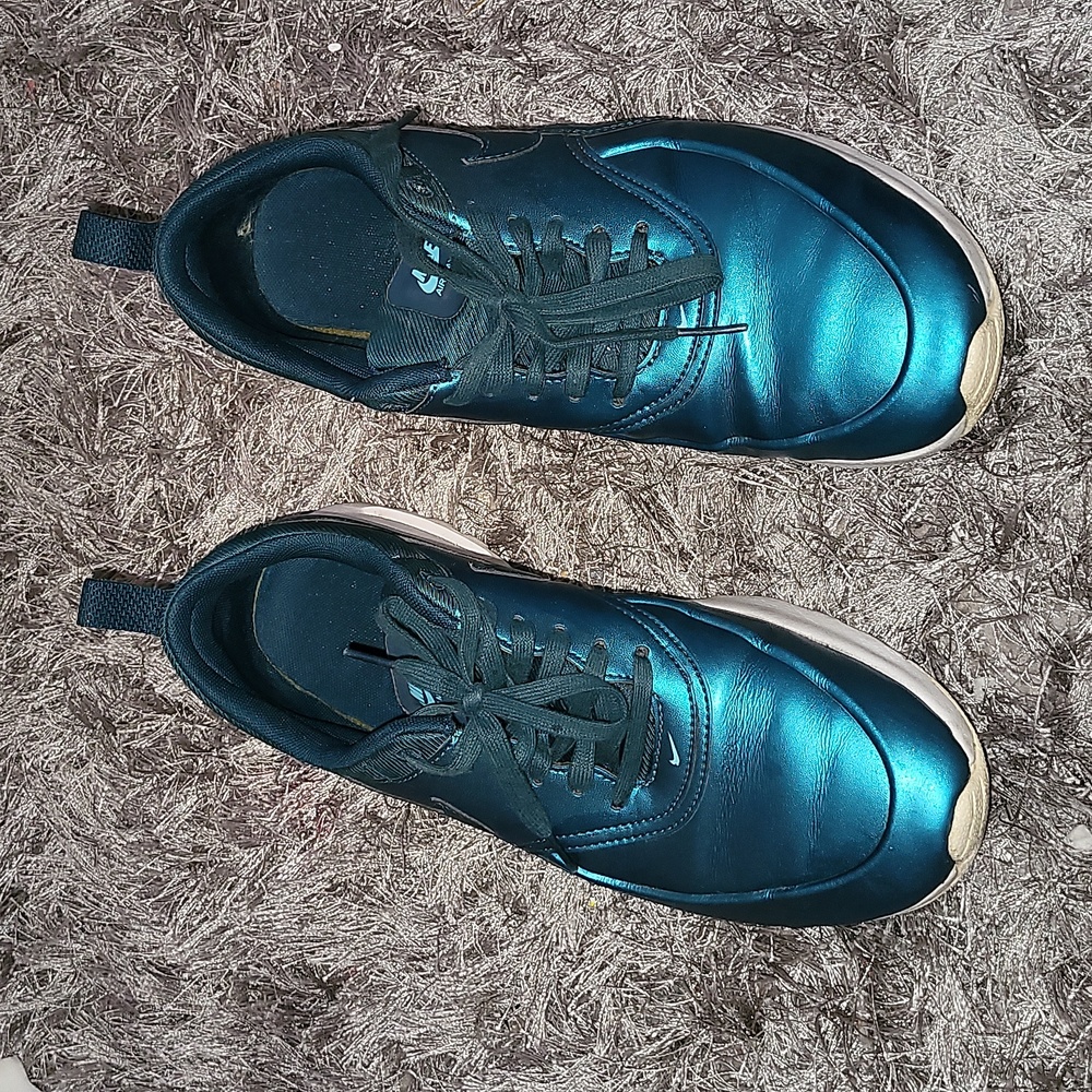 Nike metallic green sz 9